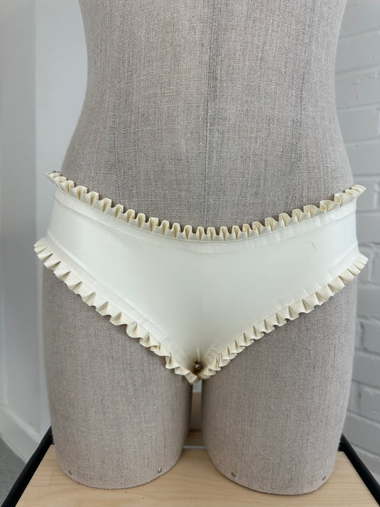yasmine ouvert brief